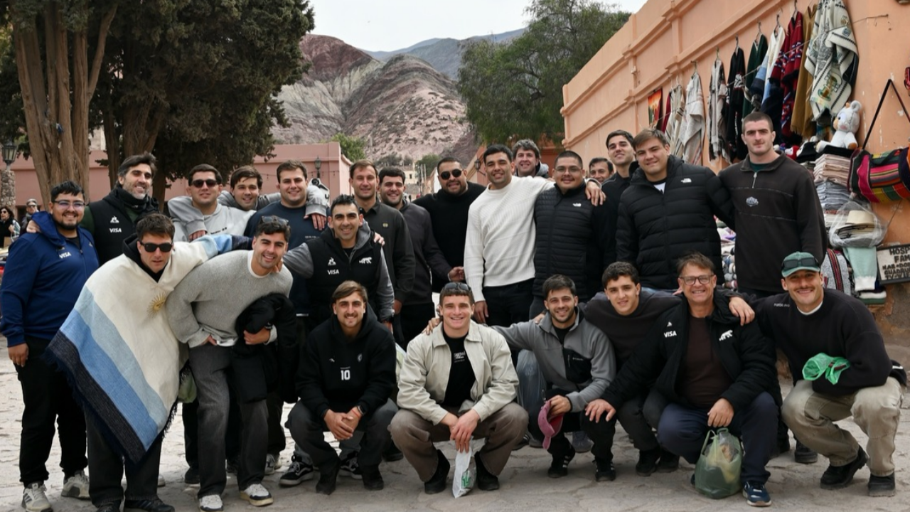Los Pumas visitaron Purmamarca y posaron en el Cerro de los Siete Colores en la previa del choque ante Australia